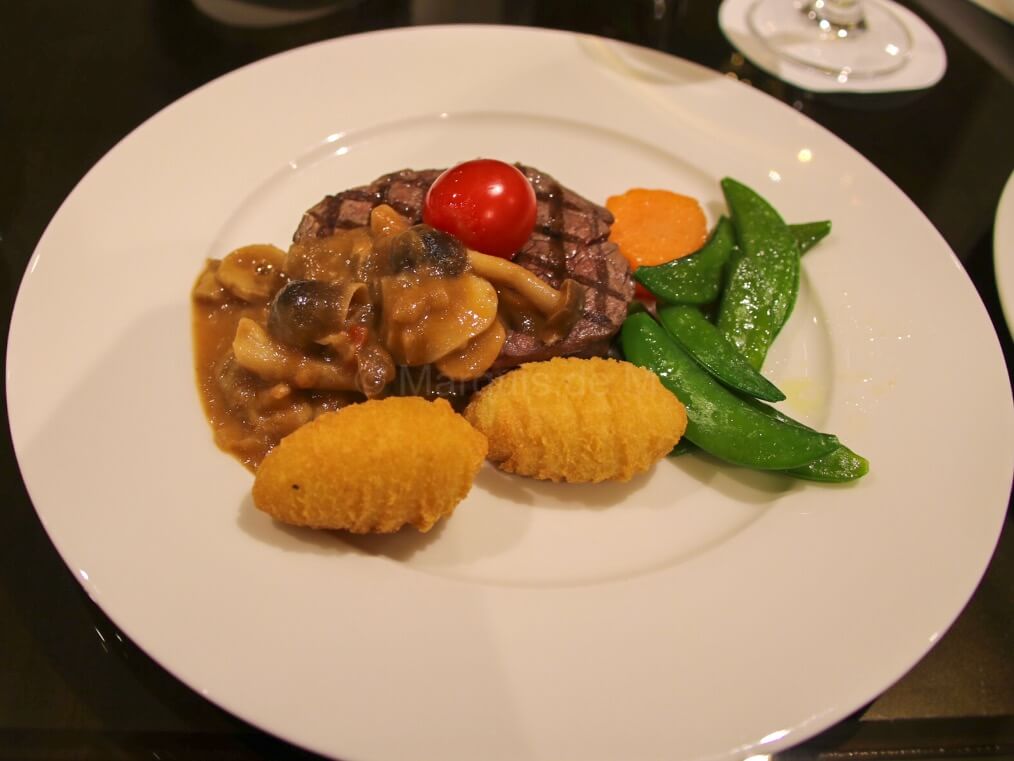 エミレーツ 成田 ラウンジ 食事 Emirates Narita lounge dinner meal 