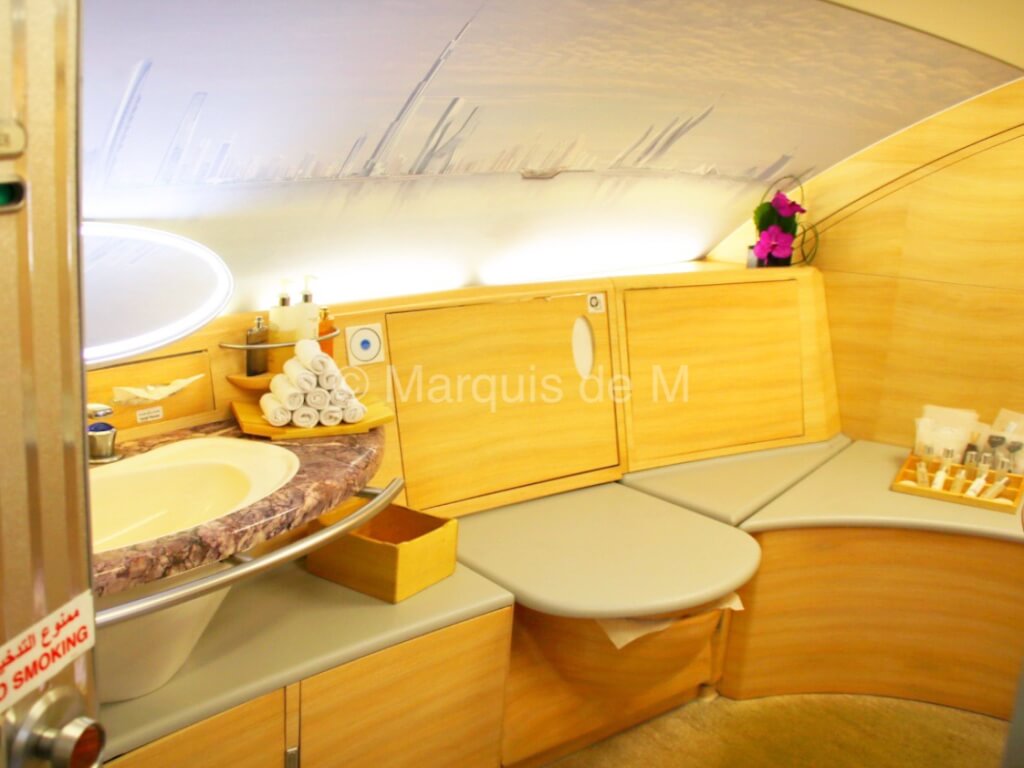 A380 showers シャワールーム エミレーツ ファーストクラス